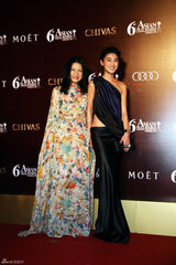 组图：陈燃出席亚洲电影节 香肩半露优雅性感