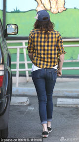 组图：暮光女黄格衬衫帅气出街 变女汉子搬狗粮