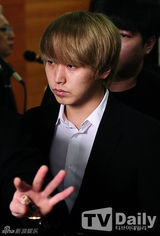 组图：SJ利特送别至亲悲痛欲绝 始源等团员抬棺