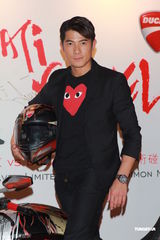 组图：郭富城助阵单车发布会 变身机车男耍酷