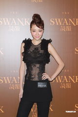 组图：熊黛林露背长裙性感亮相 生日获赠爱犬