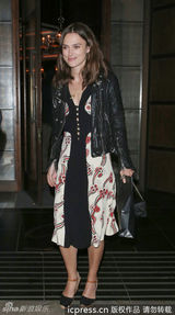 组图：奈特莉婚后首亮相晒钻戒 老公懒理狗仔