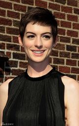 组图：短发安妮-海瑟薇黑色流苏裙魅力四射