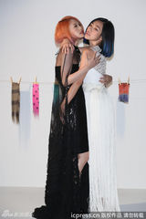 组图：小S杨丞琳同性暧昧 激情互摸挑逗尺度大