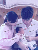 独家高清：贾乃亮李小璐爱女满月 全家福首曝光