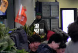 组图：徐峥戴绿边帽独自回京 把玩手机目光呆滞