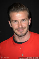 高清图：贝克汉姆为品牌站台 橘红色T恤抢眼