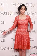 组图：巩新亮镂空爆乳秀美腿 范文芳中空蕾丝装