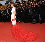 组图：《爱》戛纳首映 科尔白底红尾裙别具一格
