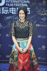 组图：林鹏黑丝配花裙亮相闭幕式蓝毯