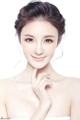 组图：刘雨欣春季清新妆容大片展现精致面容