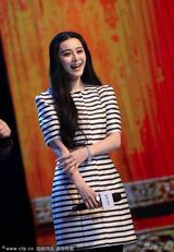 组图：范冰冰条纹裙现身 不满被误认为日本演员