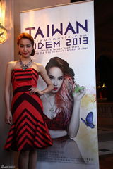 组图：蔡依林巴黎开唱劲歌热舞 血拼购物吃甜食