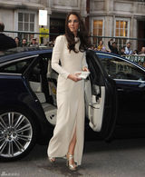 高清图：英国王妃凯特白色高开衩长裙端庄迷人