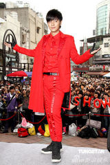 高清图：罗志祥红色西服亮相 鼓励萧亚轩要坚强