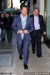 组图：施瓦辛格亮相纽约街头优雅绅士