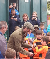 组图：小贝次子球赛夺奖心情愉悦 老爸帅气支持