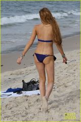 组图：林赛沙滩比基尼美乳抢镜 大腿多处淤青