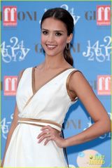 组图：杰西卡-阿尔芭两套礼服玩换装各具魅力