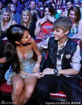 组图：2011青少年选择奖 比伯和女友亲吻晒甜蜜