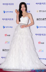 组图：洪秀雅现身百想红毯低胸长裙秀双峰