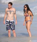 组图：黛米摩尔与小男友度假 水中扑倒紧贴不放