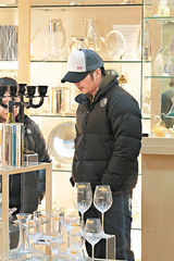 组图：谢霆锋逛超市买厨具全程听女佣指点