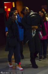 组图：蔡少芬录节目至深夜 抱熟睡女儿回酒店