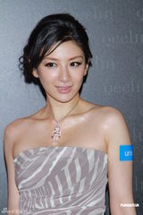 组图：谢婷婷红唇透视装现身 黄奕斑马纹短裙斗艳  