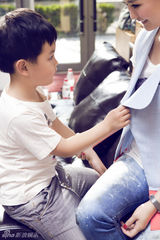 组图：王艳母亲节亲子大片秀幸福时光