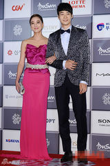 组图：李素妍携手尹翰亮相红毯深情对视