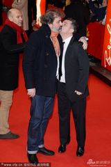 组图：《庭院》首映凯瑟琳抽烟 导演玩男男热吻