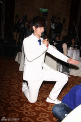 幻灯图：罗志祥专辑破纪录庆功 获赠“金猪公”