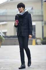 组图：杨金承街拍格子西装气质儒雅