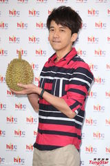 组图：光良亲手喂粉丝吃榴莲 被品冠催结婚生子