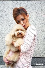 幻灯图：卓文萱与贵宾狗玩亲亲 热心公益为动物请命