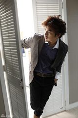 高清图：陈柏霖公司内开秀 示范办公室穿衣