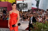 组图：《地心引力》桑德拉性感红裙亮相威尼斯