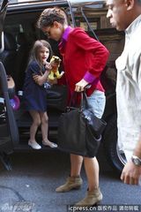 组图：小苏瑞亮相略施粉黛樱唇红 拿娃娃吓唬狗仔