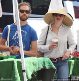 组图：海瑟薇与老公逛市场 宽沿草帽幸福表情