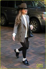 组图：Lady gaga西服礼帽配黑丝 摩登又搞怪