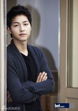 组图：宋仲基称拍戏时依赖朴宝英 变骄傲会被前辈训