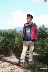 组图：周柏豪吴雨霏顶烈日穿棉服不喊苦