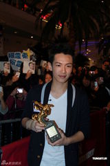 组图：柯震东香港签唱会 态度亲和大方拥抱女歌迷