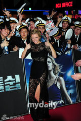 组图：布鲁克林-戴可儿等赴韩国宣传新片《战舰》