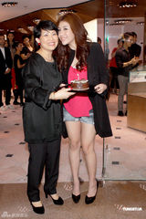 周慧敏自言有不少同志朋友 赌王四太送何超盈首饰