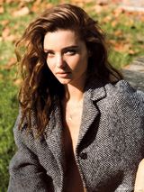 组图：米兰达登VOGUE封面 全裸披大衣素颜性感