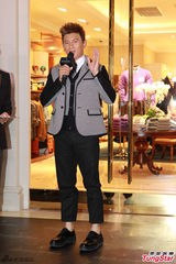 组图：吴奇隆白百何站台捞金 着装默契似情侣