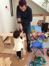 组图：赵子琪晒温馨家庭照 萌女儿助老公修桌子