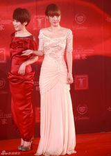 组图：柳岩亮相上海电影节 水晶镶钻礼服优雅性感